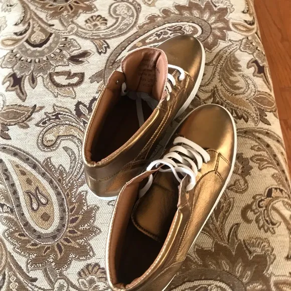 Boys size 6.5 Gold Gym Shoes