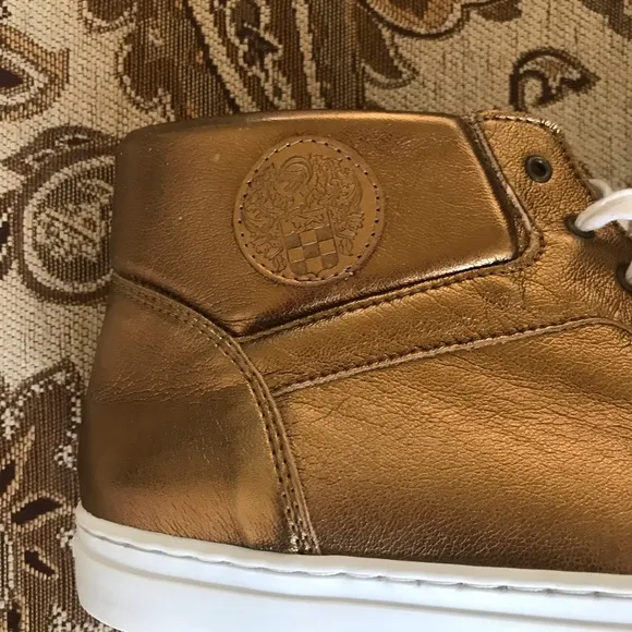 Boys size 6.5 Gold Gym Shoes