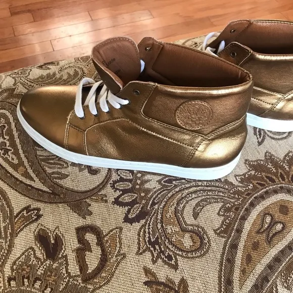 Boys size 6.5 Gold Gym Shoes
