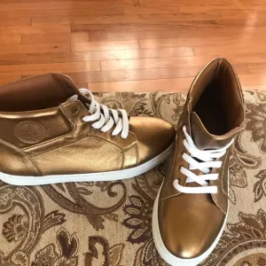 Boys size 6.5 Gold Gym Shoes