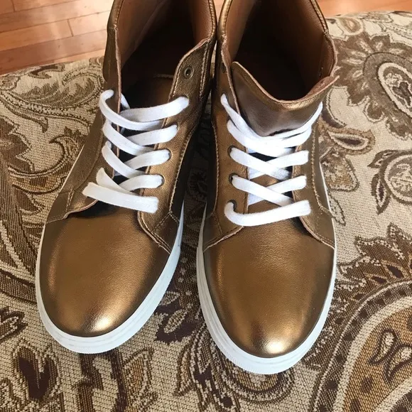 Boys size 6.5 Gold Gym Shoes