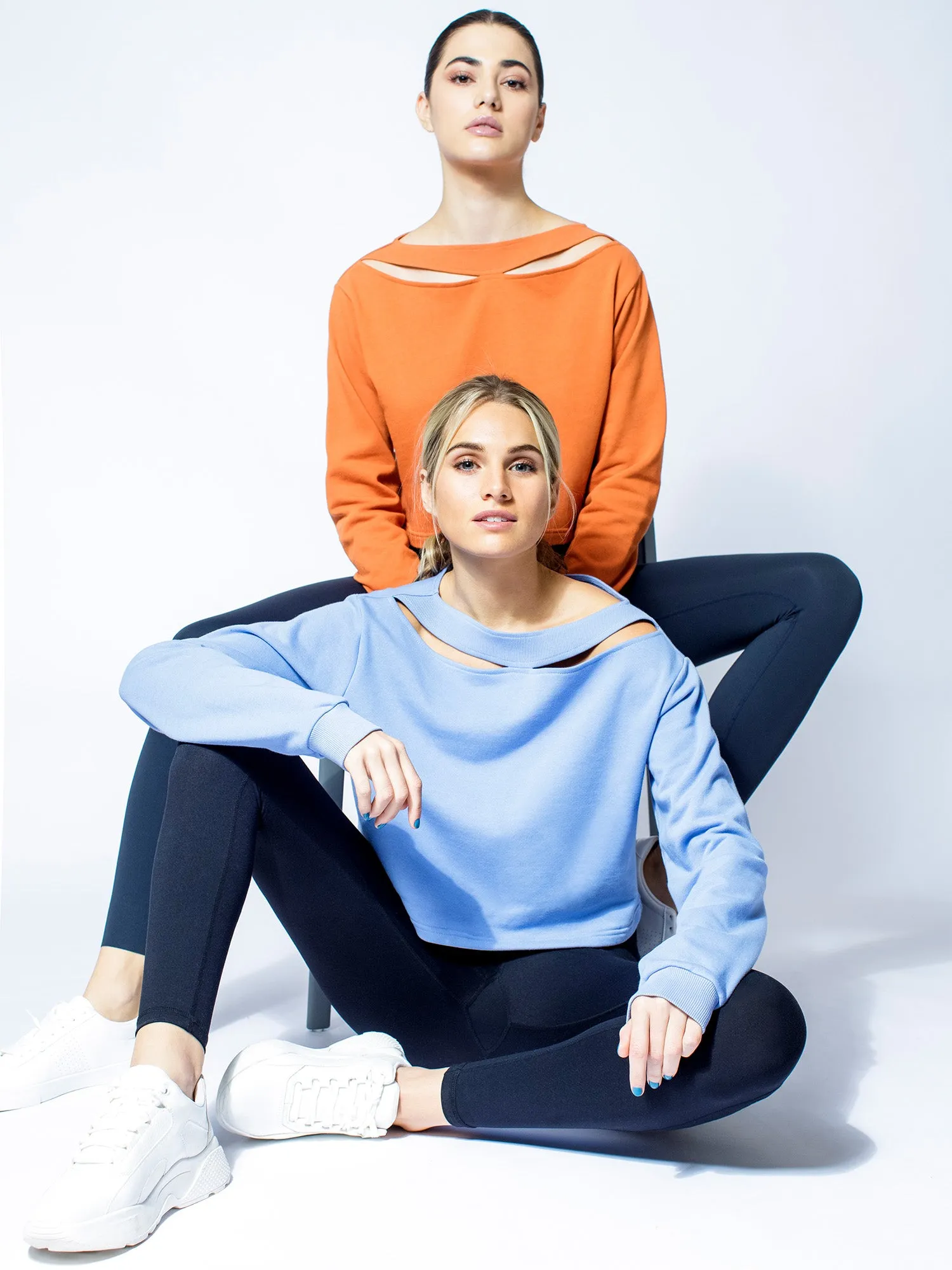 DETACHED COLLAR SWEATSHIRT